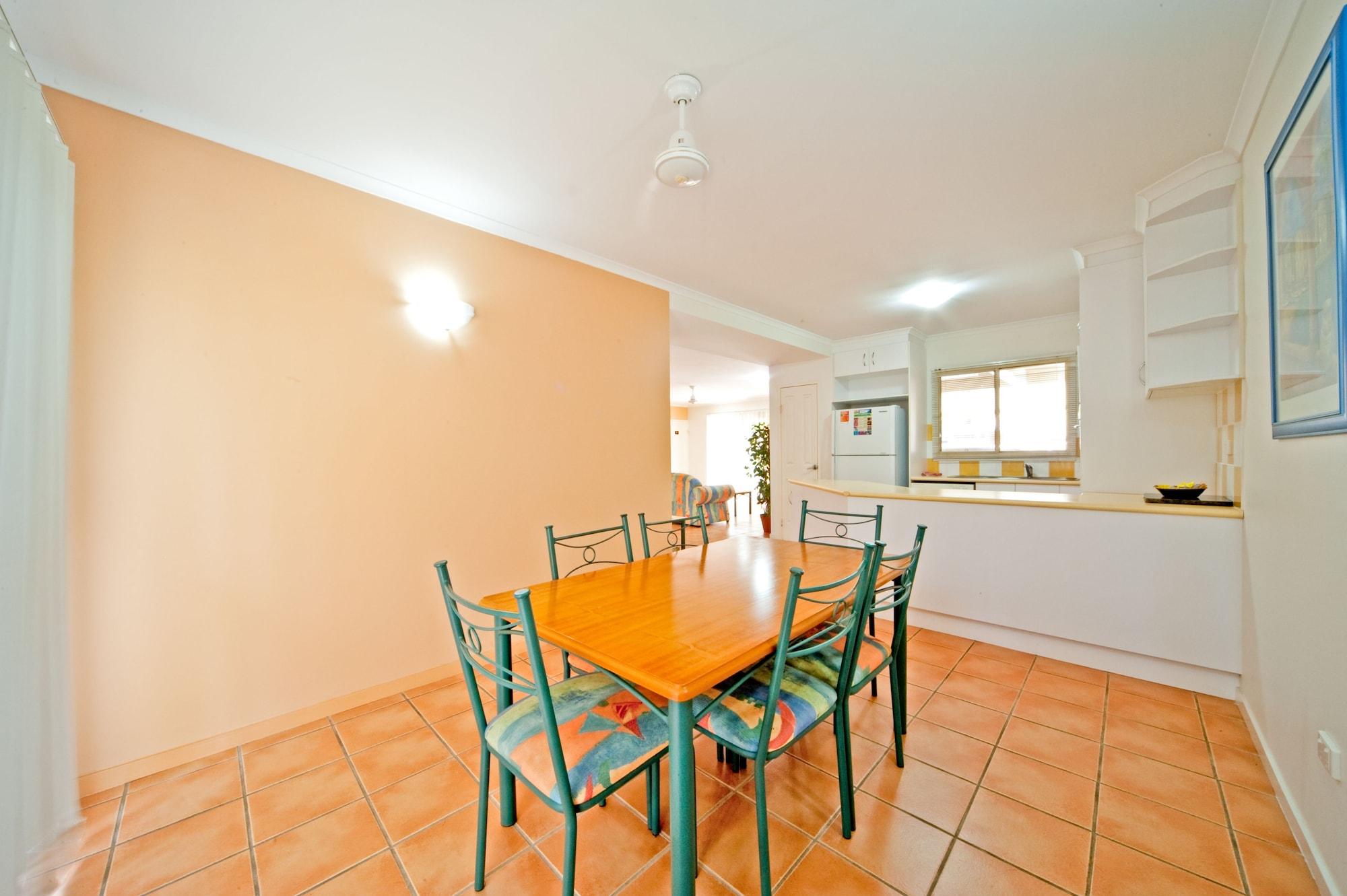 At Beach Court Holiday Villas Airlie Beach Bagian luar foto