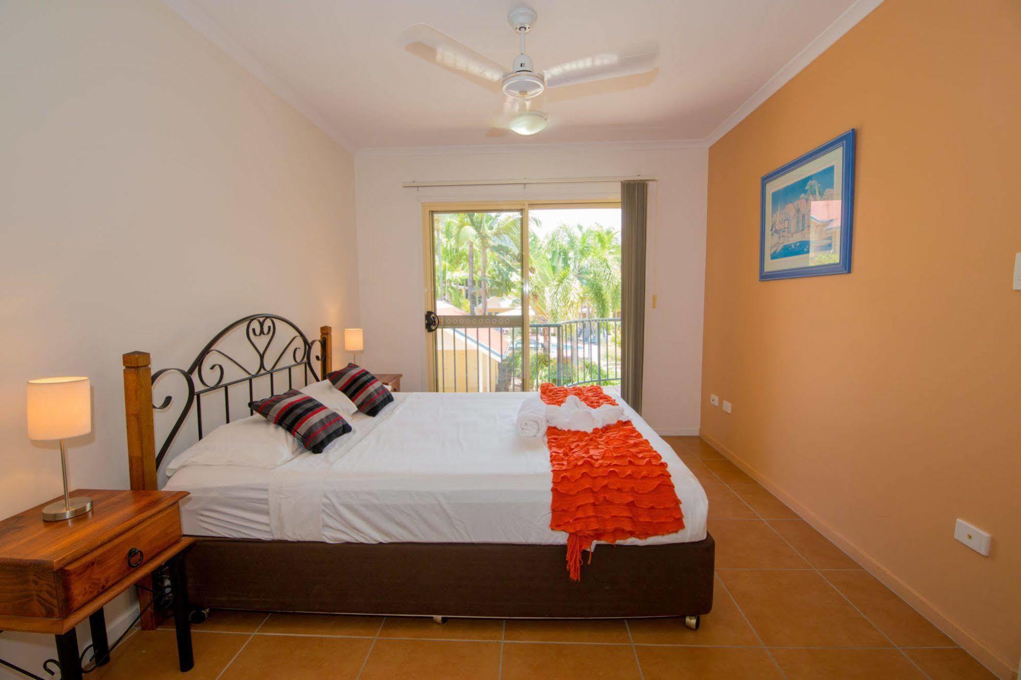 At Beach Court Holiday Villas Airlie Beach Bagian luar foto