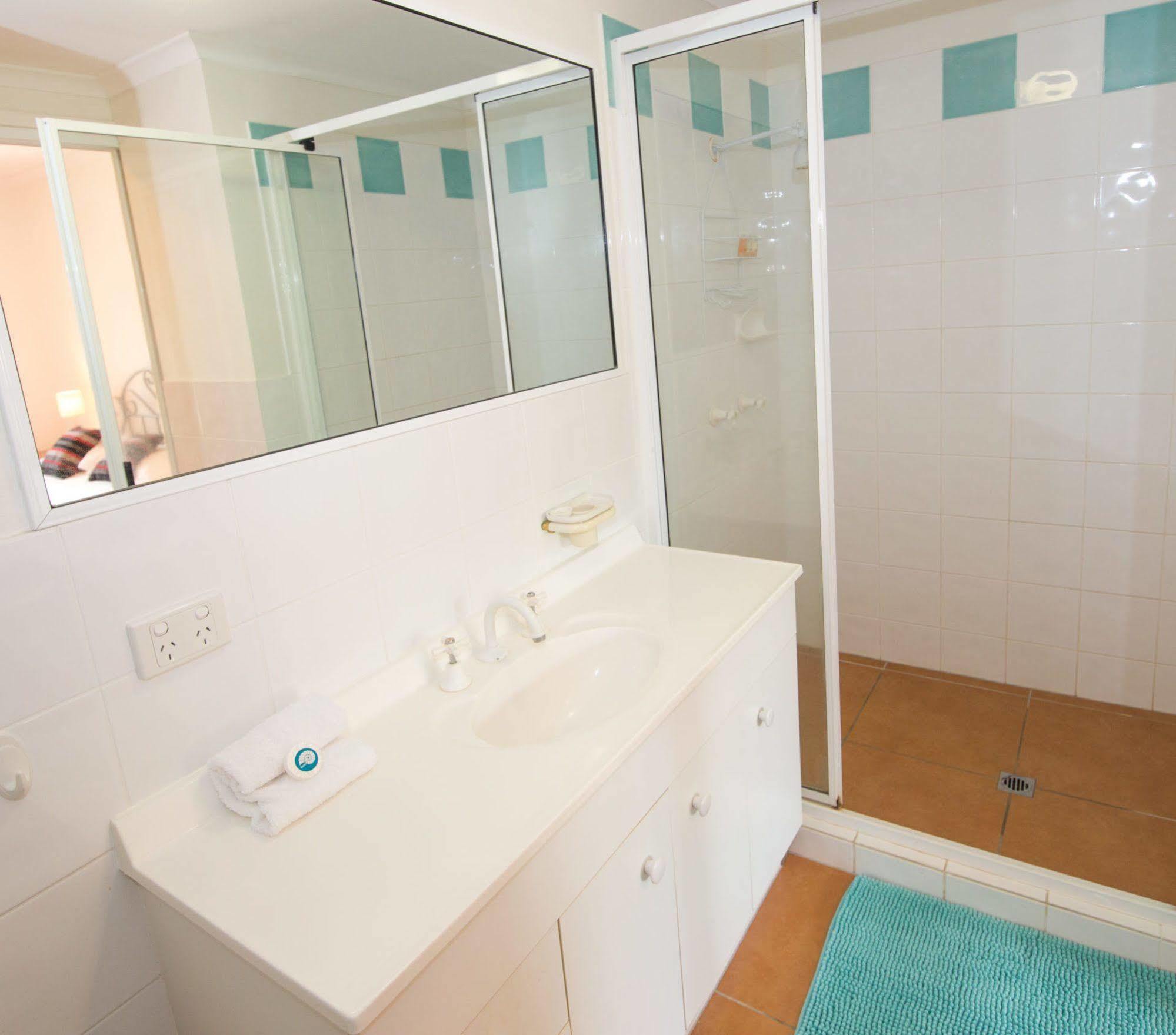 At Beach Court Holiday Villas Airlie Beach Bagian luar foto