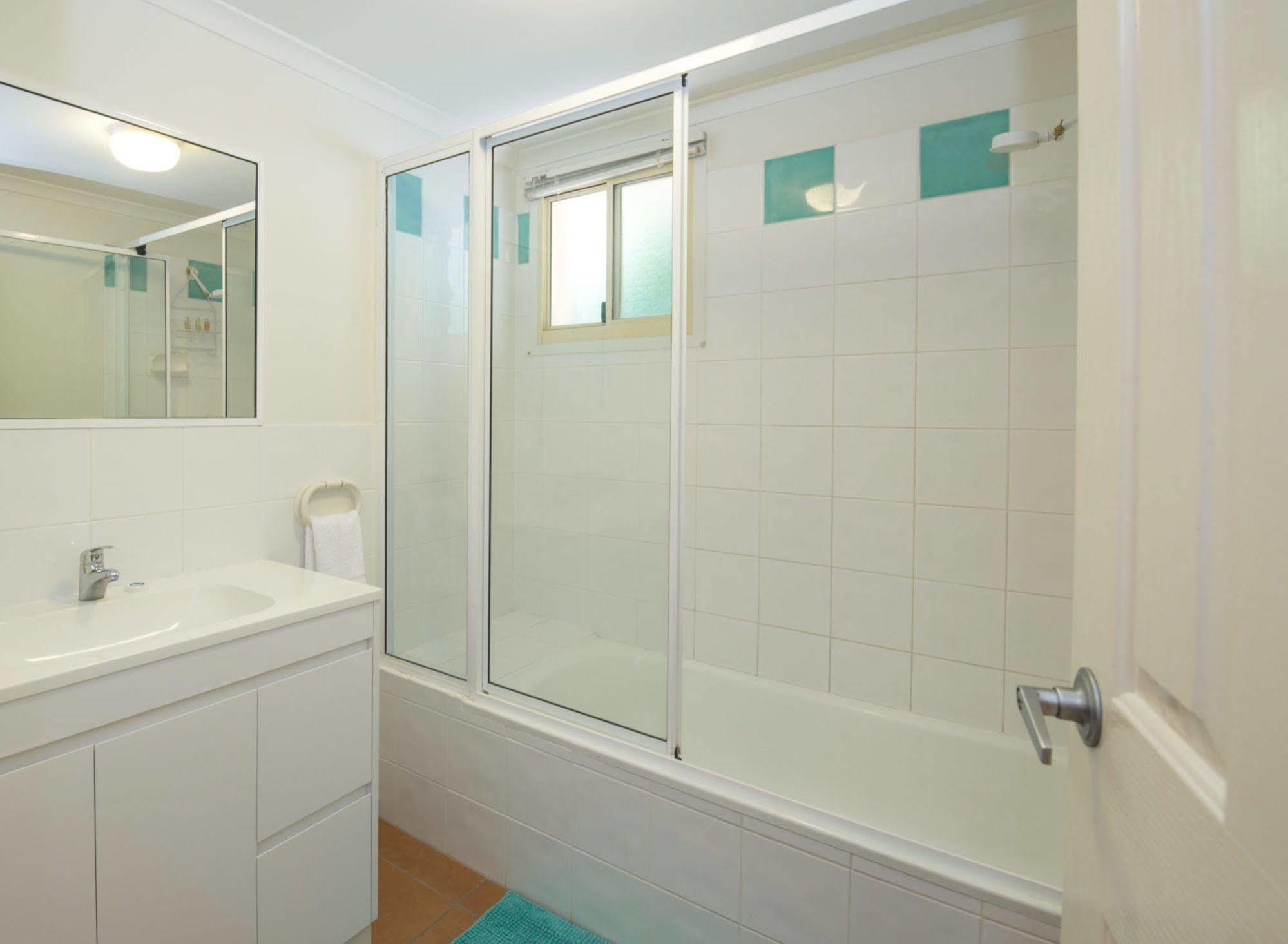 At Beach Court Holiday Villas Airlie Beach Bagian luar foto