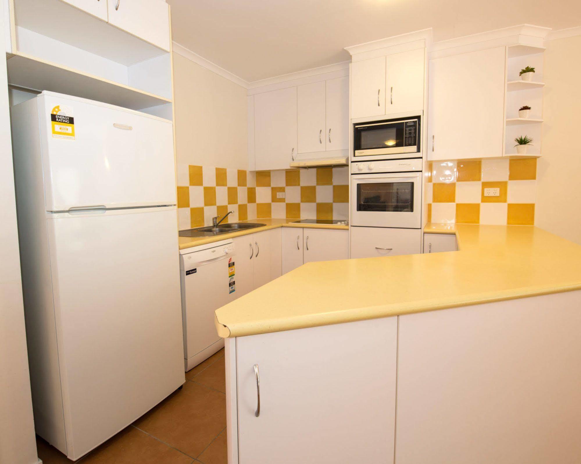 At Beach Court Holiday Villas Airlie Beach Bagian luar foto