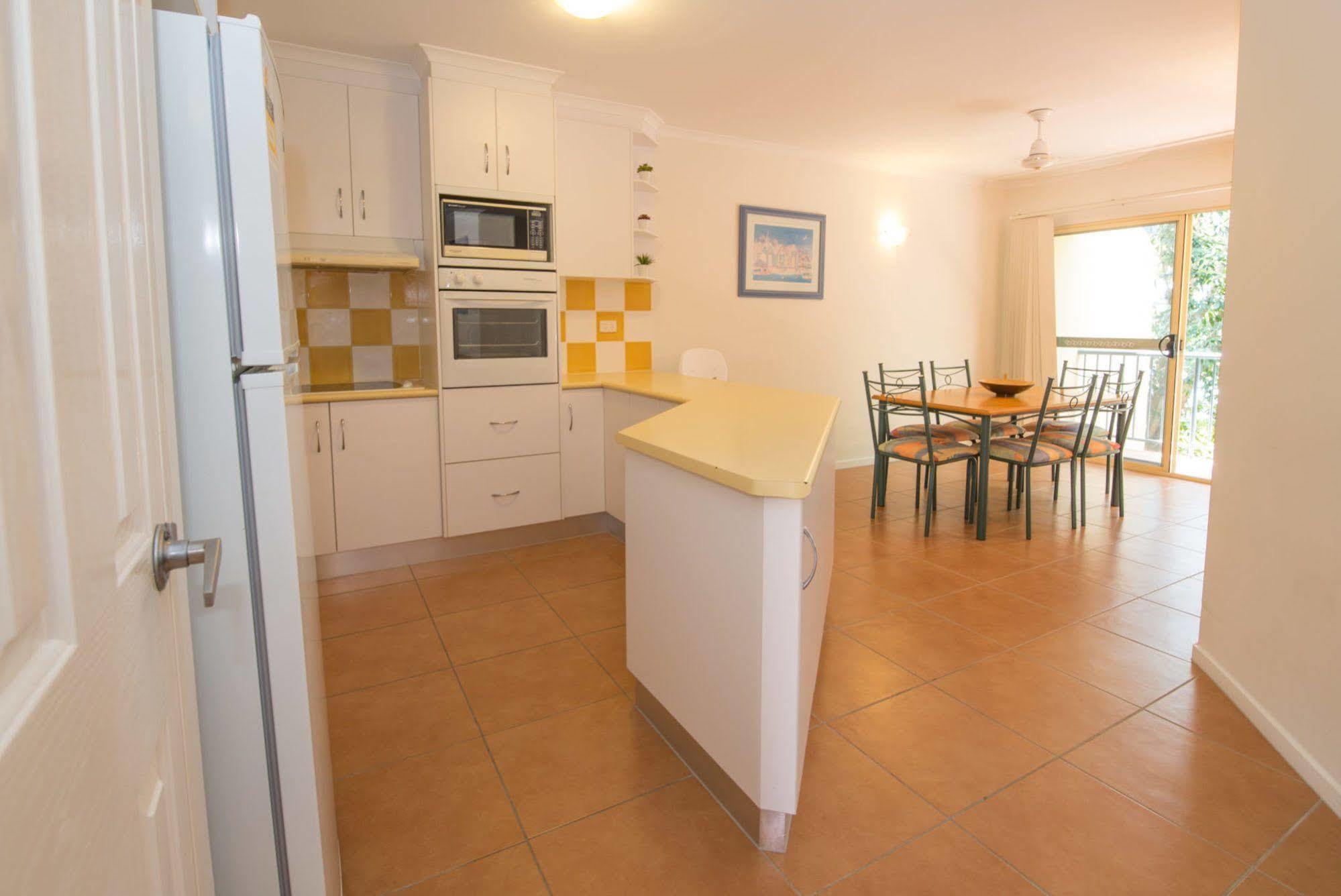 At Beach Court Holiday Villas Airlie Beach Bagian luar foto