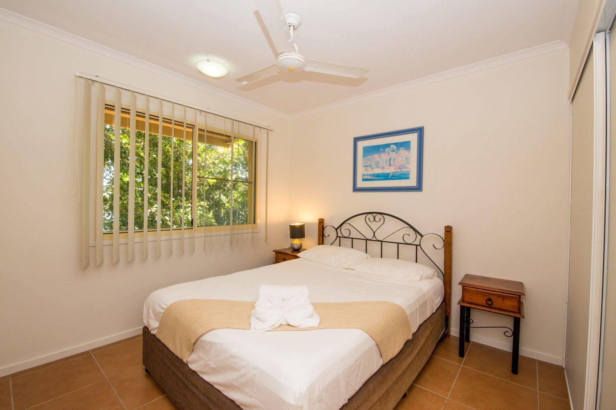 At Beach Court Holiday Villas Airlie Beach Bagian luar foto