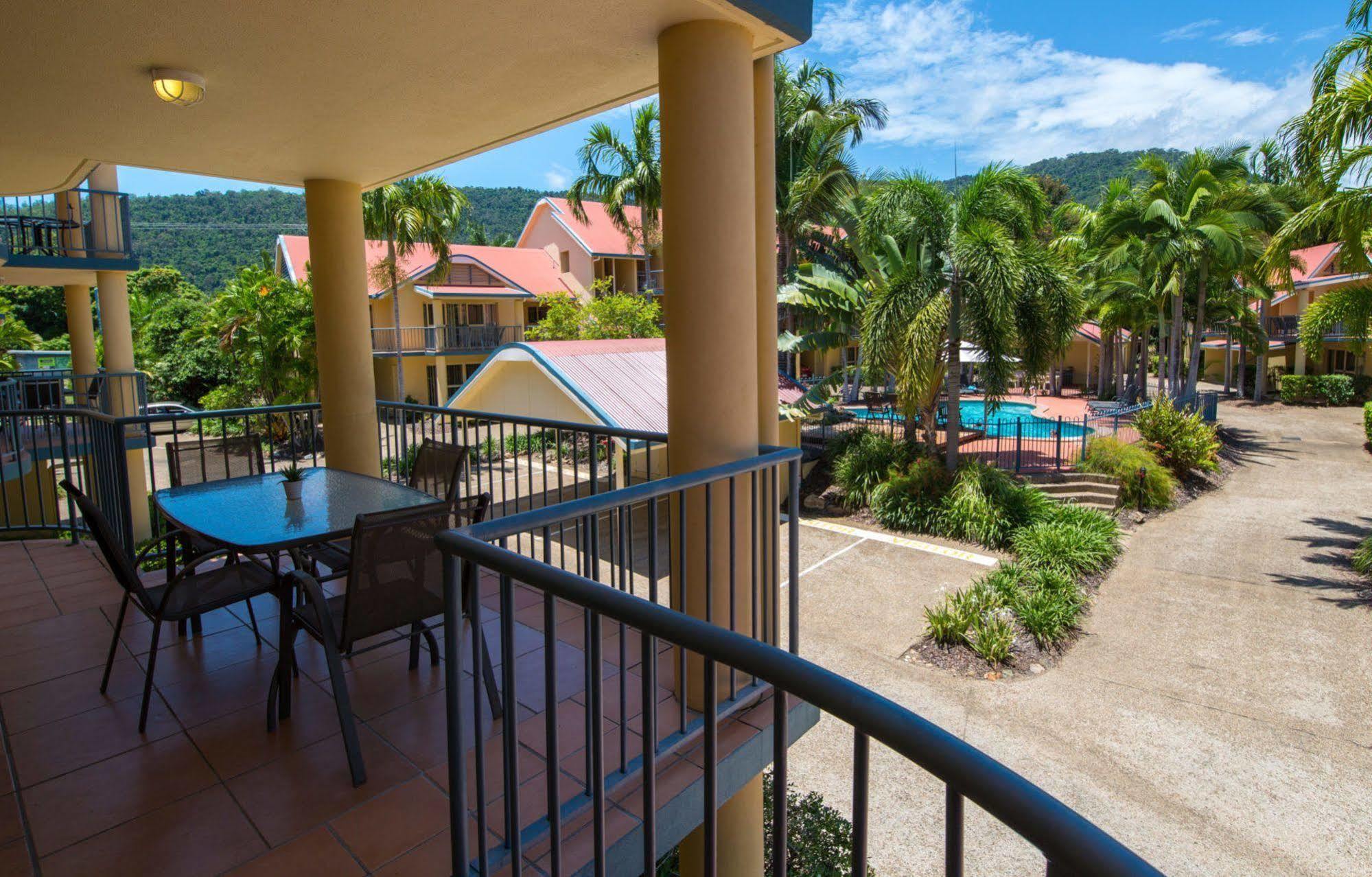 At Beach Court Holiday Villas Airlie Beach Bagian luar foto