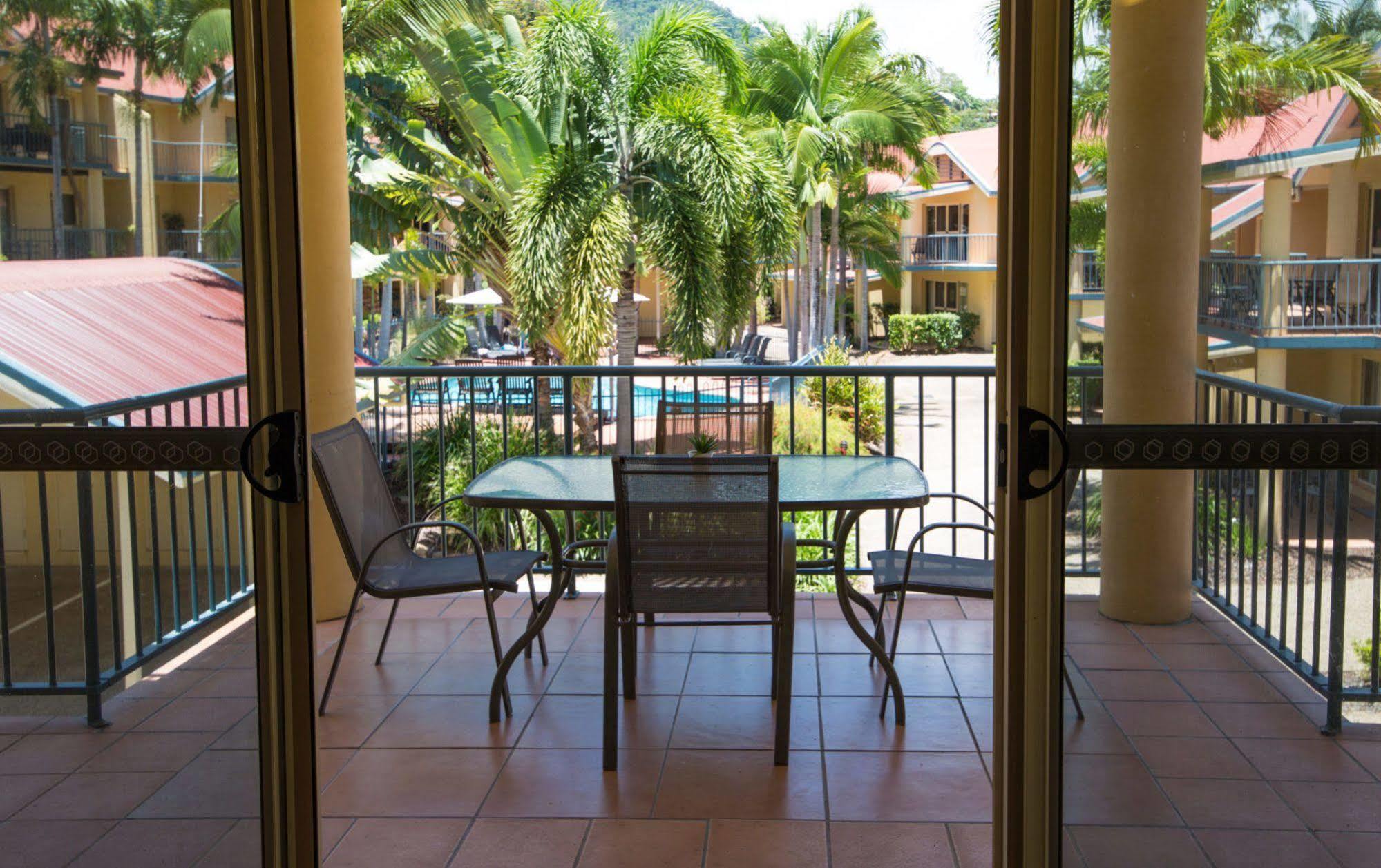 At Beach Court Holiday Villas Airlie Beach Bagian luar foto