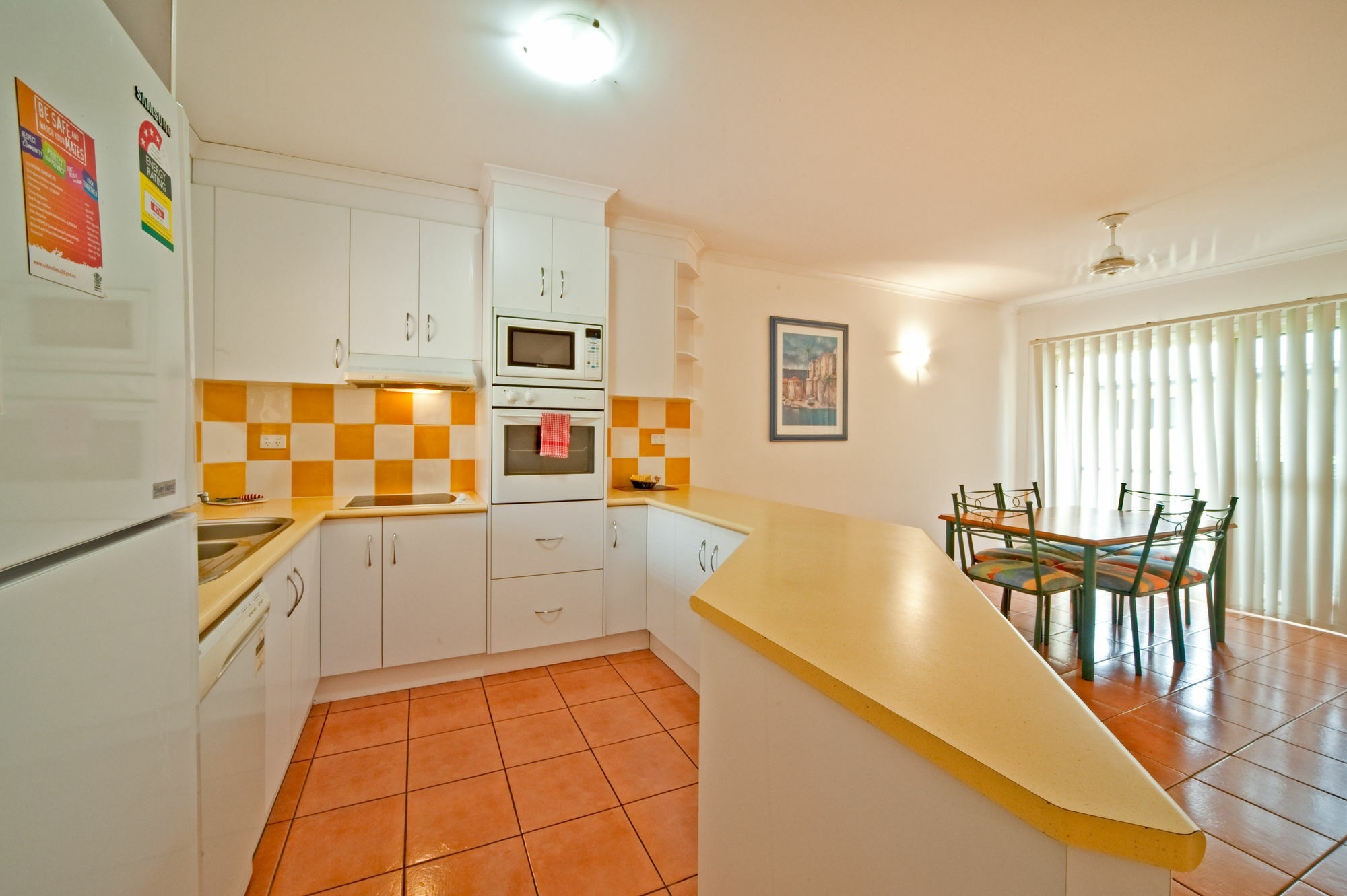 At Beach Court Holiday Villas Airlie Beach Bagian luar foto