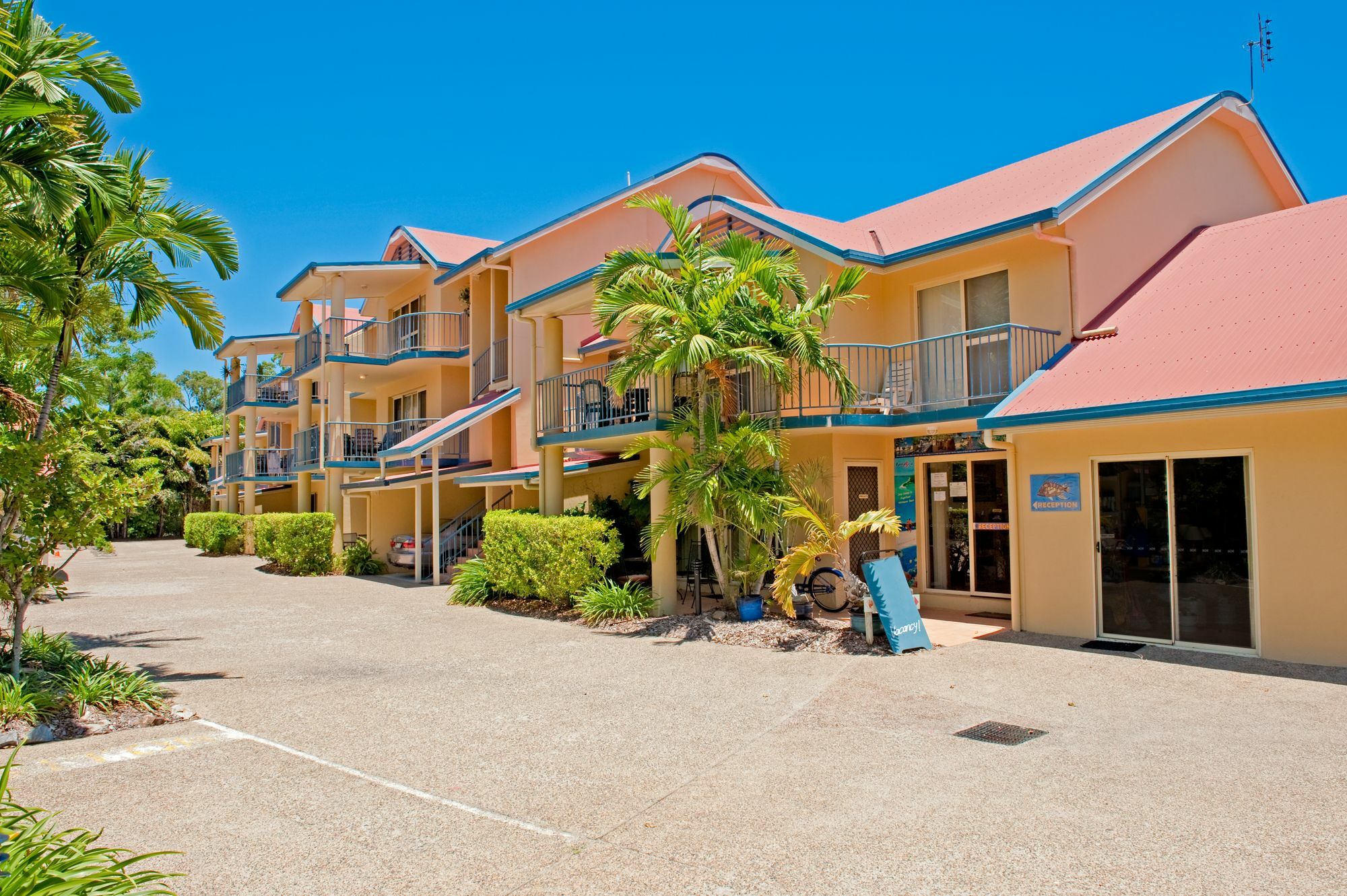 At Beach Court Holiday Villas Airlie Beach Bagian luar foto